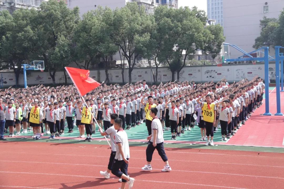 高举星星火炬勇担强国使命回澜初中举行七年级少先队建队仪式