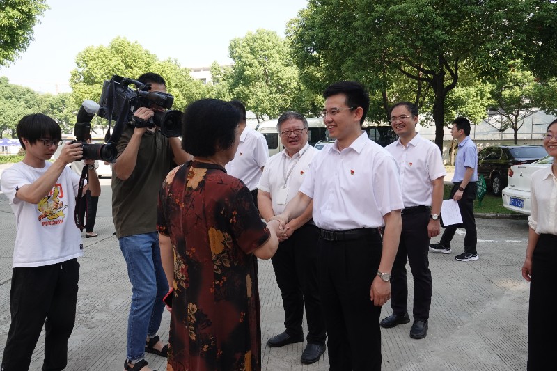 市领导教师节前夕走访慰问我校教师