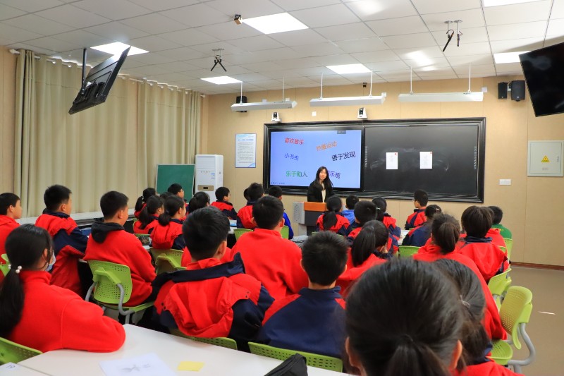 郭巨学校郑晨璐老师用给大小"白人"添几笔的方式,让同学们画出现在的