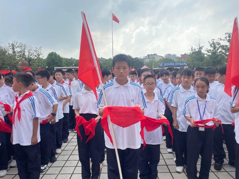 长兴县龙山中学七年级 "星星火炬 争当真善美好队员"