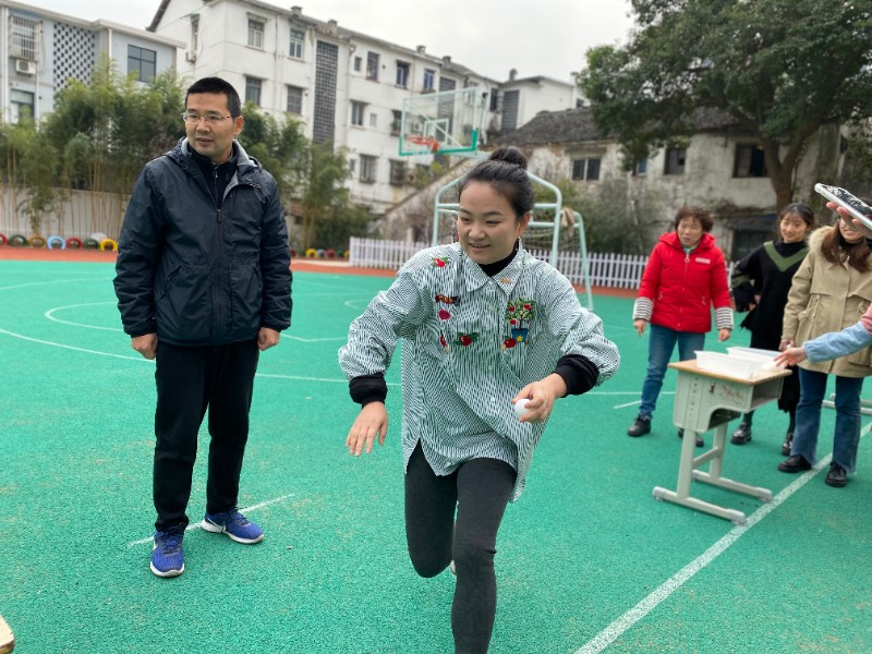 飞英小学举行教职工乒乓球移步换球比赛