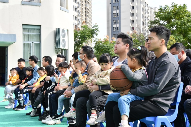 我們愛你們你們愛我們梅園幼兒園小班組親親一家人主題活動