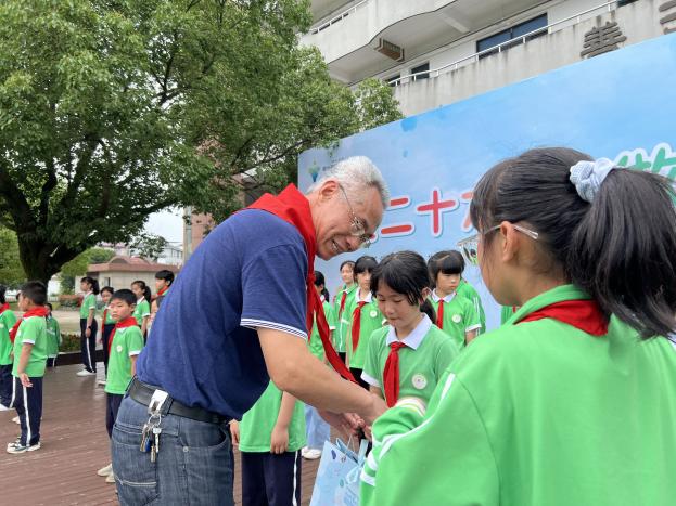 石梁小学喜迎二十大争做好队员新队员分批入队仪式暨庆六一关爱乡村