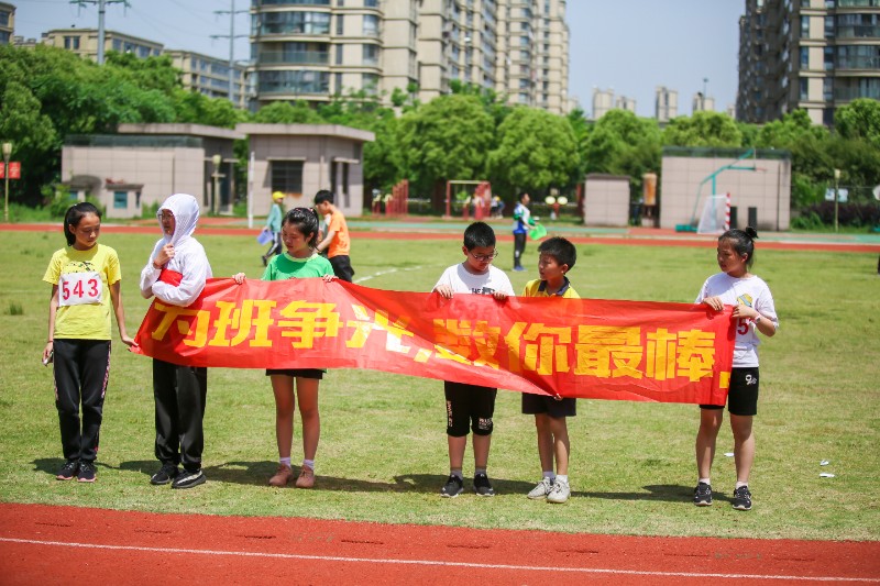 校園動態 內容詳情 運動員們在賽場上奮力拼搏,場下的啦啦隊員們也