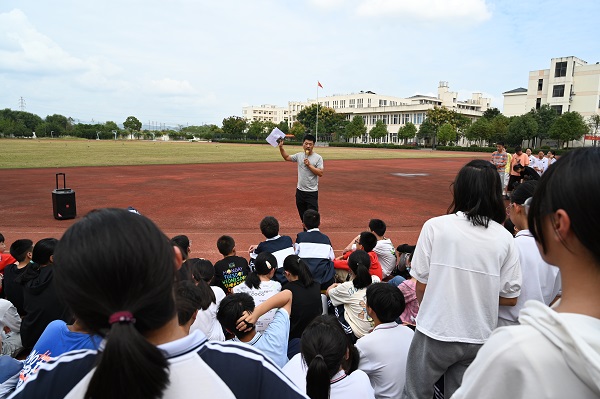 黄宅中学朱江文图片