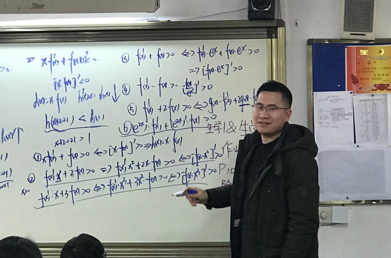 龙赛中学体育老师图片