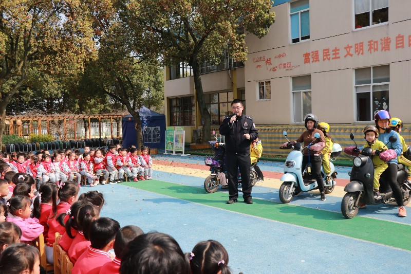 长兴县画溪街道长桥中心幼儿园开展交通安全现场情景教育活动