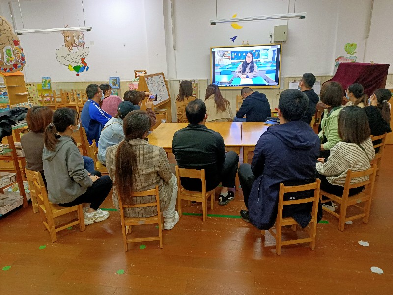 約談面對面溝通心連心長興縣龍山幼兒園大班組家長約談報道