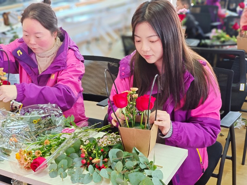 情暖三月花漾生活夹浦镇中心幼儿园女神节插花活动