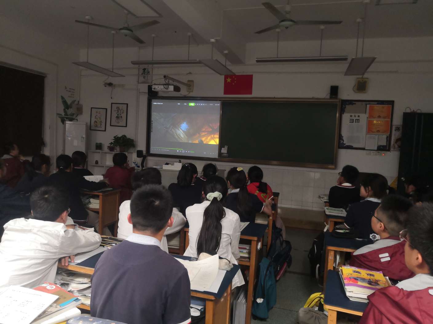 吴宁三中学生观看爱国主义教育影片