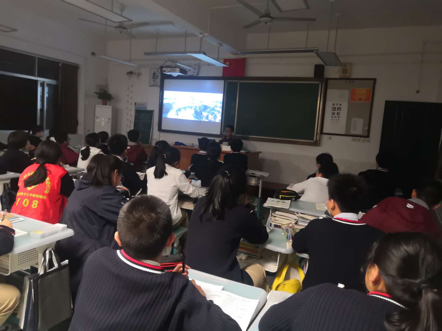 吴宁三中学生观看爱国主义教育影片 - 东阳市吴宁镇第三初级中学