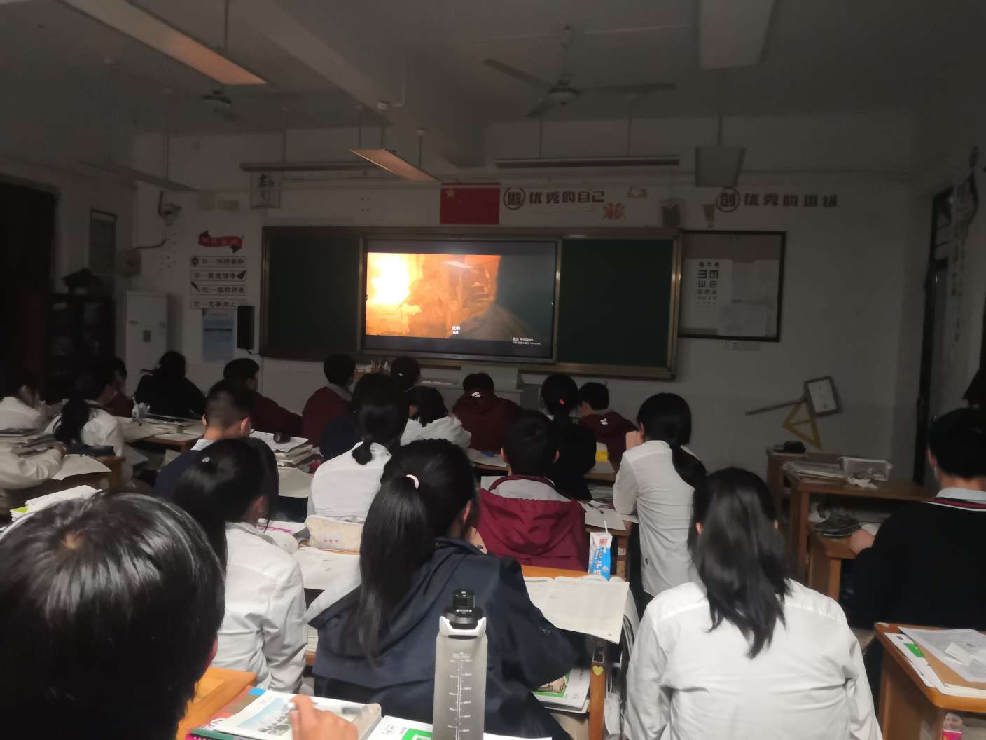 吴宁三中学生观看爱国主义教育影片