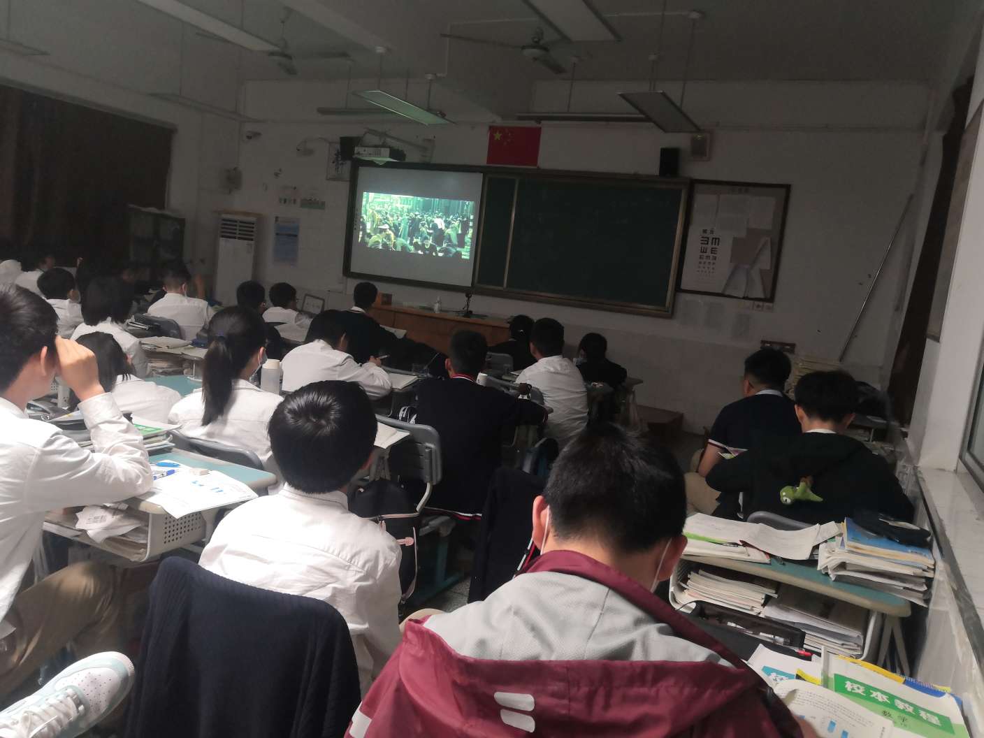 吴宁三中学生观看爱国主义教育影片 - 东阳市吴宁镇第三初级中学