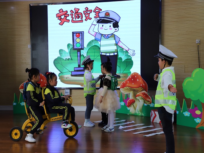 將交通安全情景劇演繹地相當精彩,有白峴幼兒園的交通安全歌表演