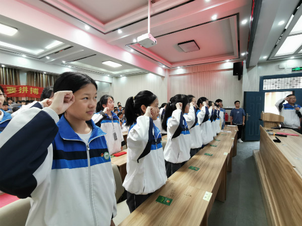 不忘初心跟党走长兴县水口乡中学举行新团员入团仪式