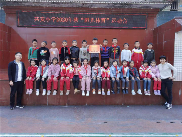 短短一年的援川生活,张老师为共安彝族乡小学筹集了十万元左右的资金