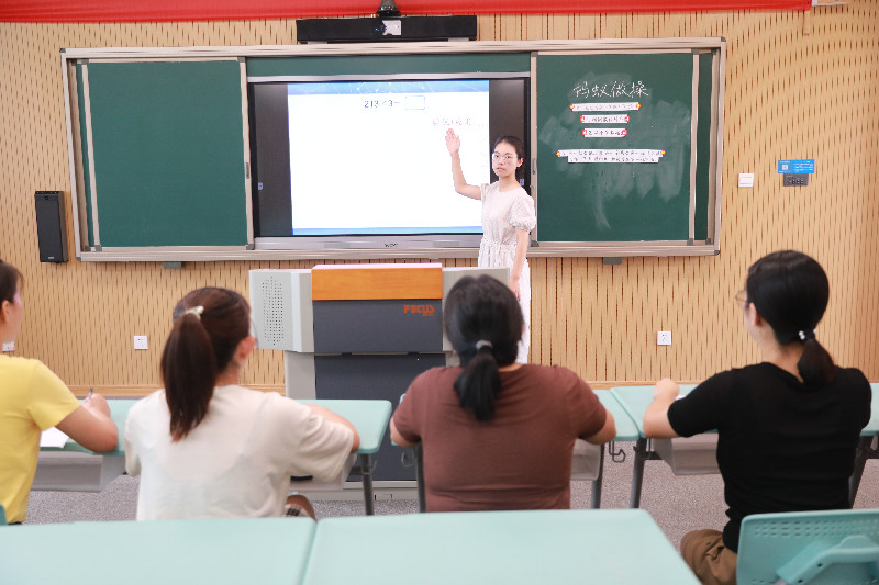 岩头镇中心小学举行青年教师数学说课比赛