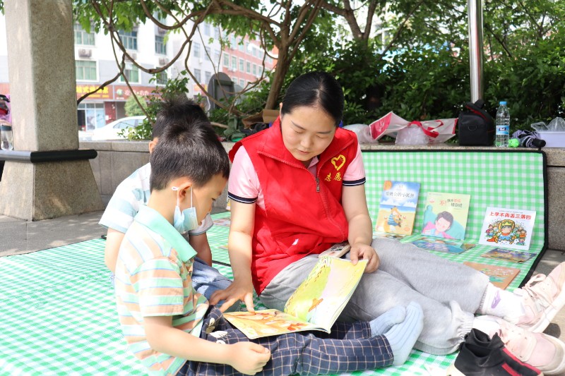 拉近了党团员教师与群众之间的距离,也是幼儿园发挥教育服务功能,持续